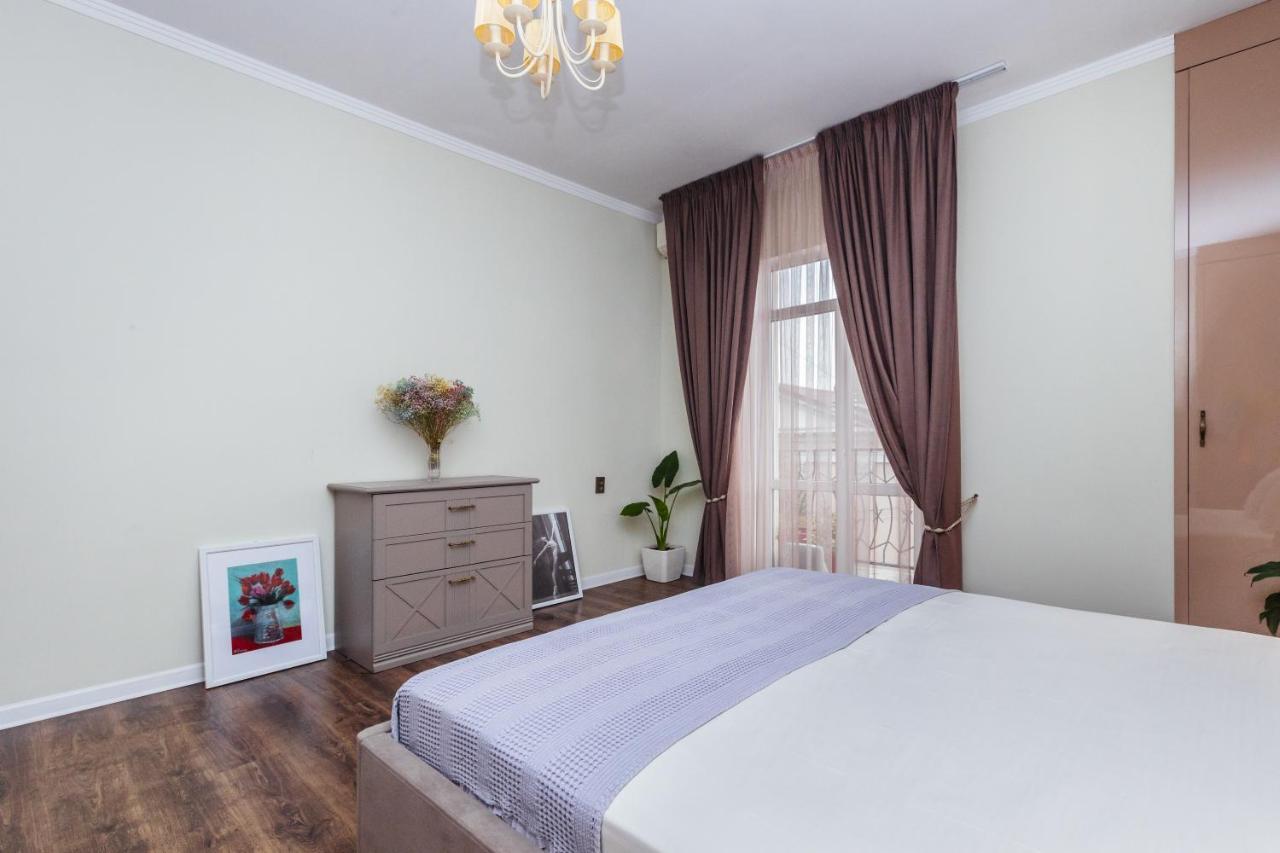Просторные Апартаменты Класса Люкс Sochumi Exterior foto